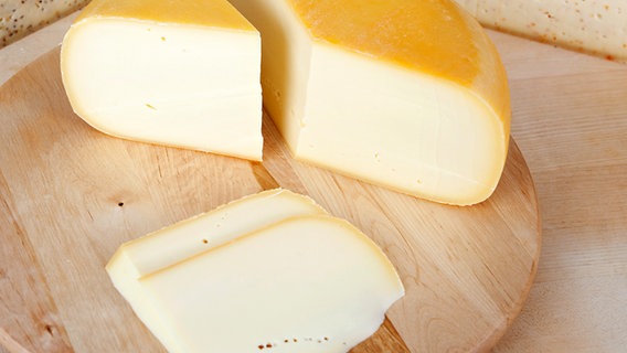 Gouda-Käse auf einen runden Holzbrett. © Fotolia Foto: contrastwerkstatt