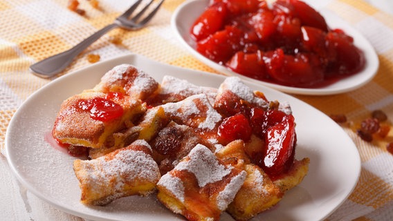 Ein Teller mit Kaiserschmarrn und Pflaumenkompott. © Colourbox Foto: Sergii Koval