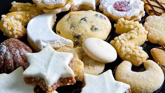 Verschiedene Weihnachtskekse wie Zimtsterne, Vanillekipferl und Anisplätzchen. © Fotolia Foto: Jürgen Fälchle