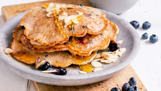 Rezept Mandel Pancakes Mit Blaubeeren Ndr De Ratgeber Kochen