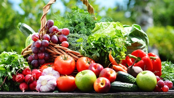 Korb mit vielen frischen Obst- und Gemüsesorten © Fotolia Foto: monticellllo