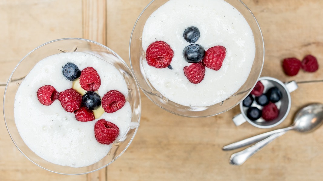 Hannover Welfenspeise mit bunten Beeren | NDR.de - Ratgeber - Kochen ...