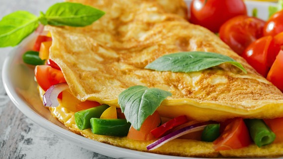 Ein zusammengeklappter Pfannkuchen mit Tomaten und Gemüse. © Fotolia Foto: koss13