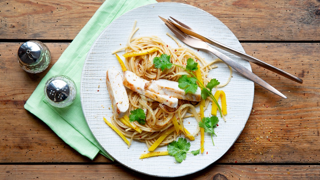 Putenschnitzel mit gebratenen Mango-Nudeln | NDR.de - Ratgeber - Kochen ...