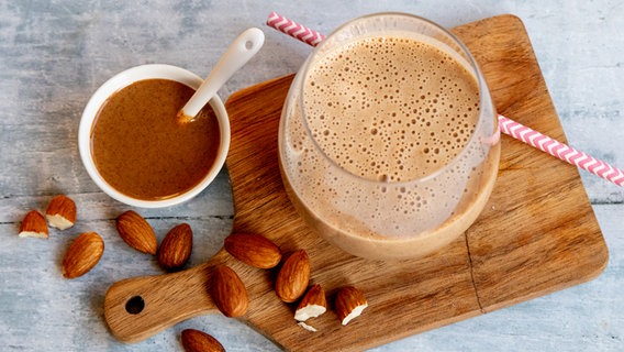 Ein Glas mit einem Schoko-Shake. © NDR Foto: Claudia Timmann