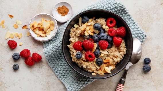 Eine Schale mit einem Porridge mit Himbeeren und Heidelbeeren. © NDR Foto: Claudia Timmann