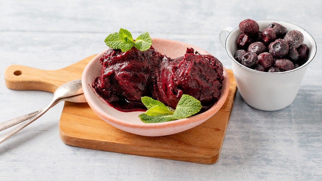 Blaubeer-Sorbet mit wenig Zucker | NDR.de - Ratgeber - Kochen - Rezepte