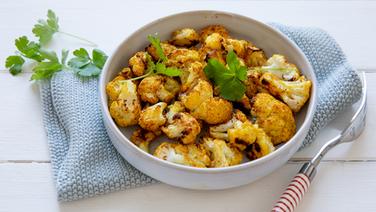 A plate of cauliflower roasted in the oven.  © NDR Photo: Claudia Timmann
