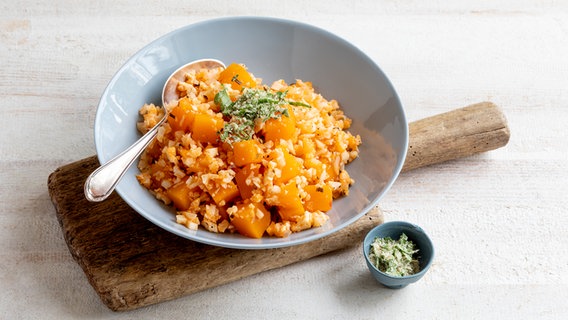 Ein tiefer Teller mit einem Blumenkohl-Risotto. © ZS-Verlag Foto: Claudia Timmann