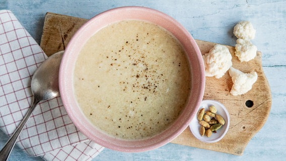 Ein Teller mit einer pürierten Blumenkohlsuppe. © NDR Foto: Claudia Timmann