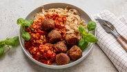 Ein Teller mit Nudeln, darauf eine Tomatensoße und Bohnenbällchen. © NDR Foto: Claudia Timmann