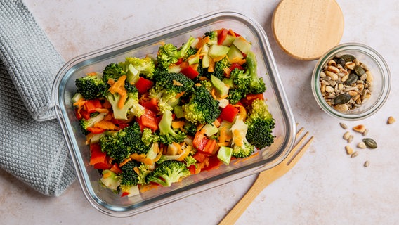 Ein Salat mit Brokkoli und Paprika in einer Glasform. © NDR Foto: Claudia Timmann