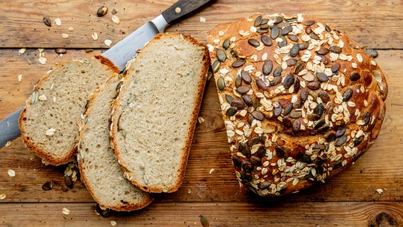 Ein angeschnittenes Körnerbrot auf einem Holzbrett © NDR Foto: Claudia Timmann