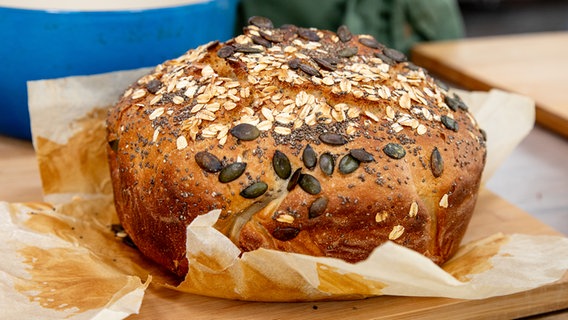 Ein ganzes Körnerbrot auf einem Stück Backpapier © NDR Foto: Claudia Timmann