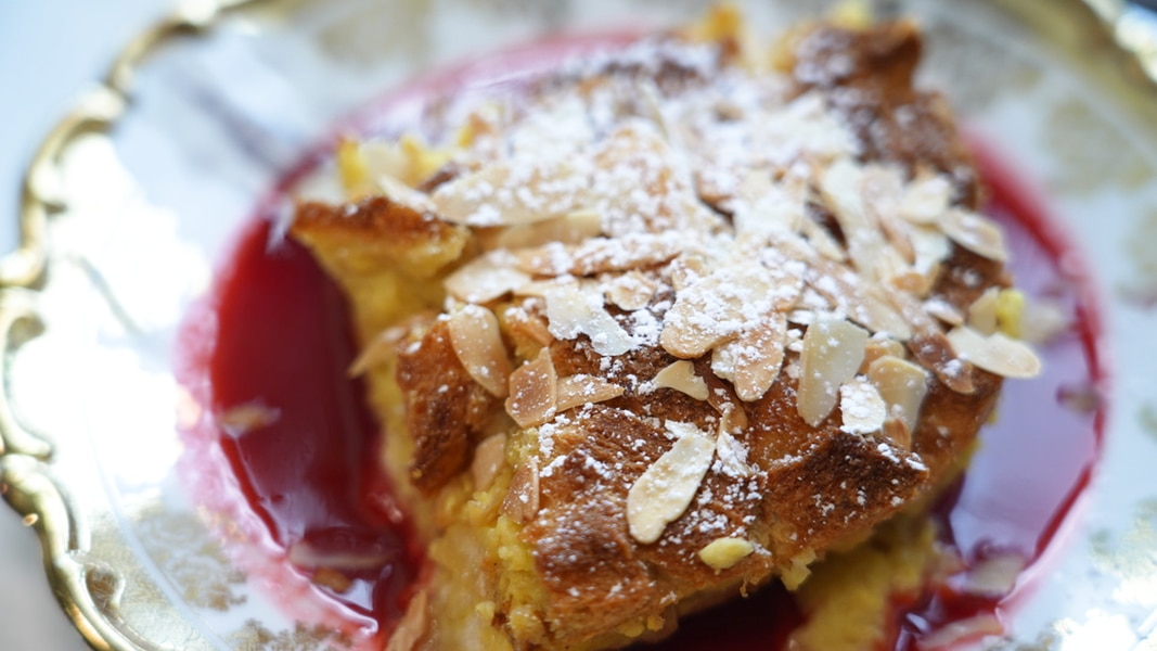 Brotpudding mit Himbeersoße | NDR.de - Ratgeber - Kochen - Rezepte