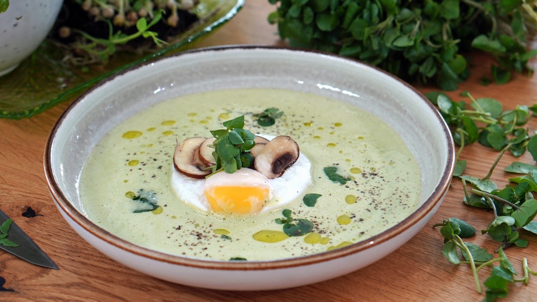 Brunnenkresse-Suppe mit pochiertem Ei | NDR.de - Ratgeber - Kochen ...