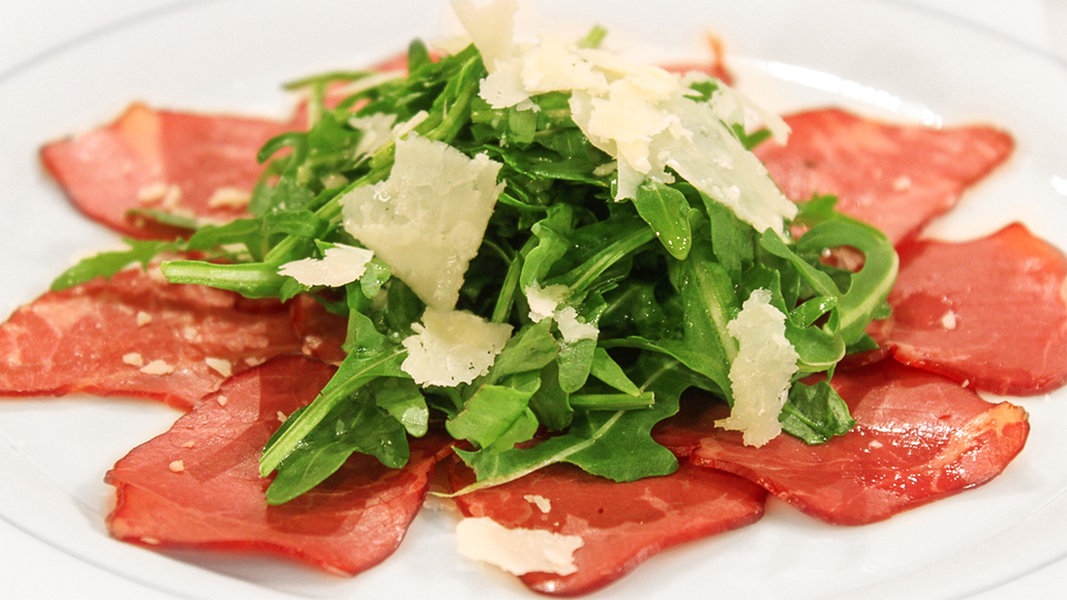 Carpaccio vom Bündnerfleisch mit Rucola und Parmesan | NDR.de ...