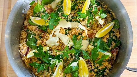 Couscous-Eintopf mit Aioli in einer tiefen Pfanne angerichtet © NDR 