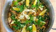 Couscous-Eintopf mit Aioli in einer tiefen Pfanne angerichtet © NDR 