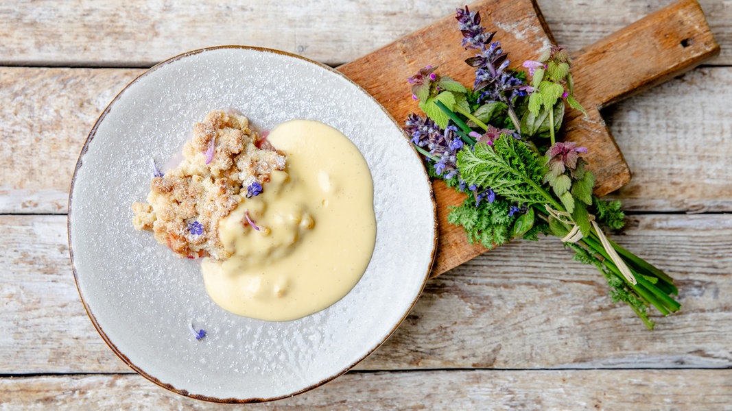 Rhabarber-Crumble mit Vanille-Soße | NDR.de - Ratgeber - Kochen - Rezepte