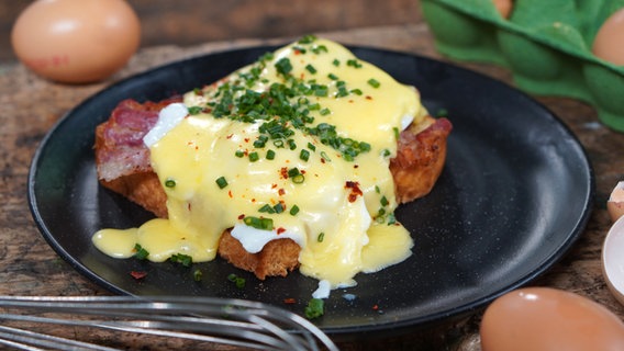 Eggs Benedict mit Hollandaise auf einem Teller serviert © NDR Foto: Florian Kruck