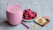 Ein Glas mit einem Eiweiß-Shake mit Himbeeren und Hanf. © NDR Foto: Claudia Timmann