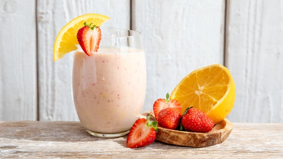 Ein Glas mit einem Joghurtshake mit Erdbeeren. © NDR Foto: Claudia Timmann