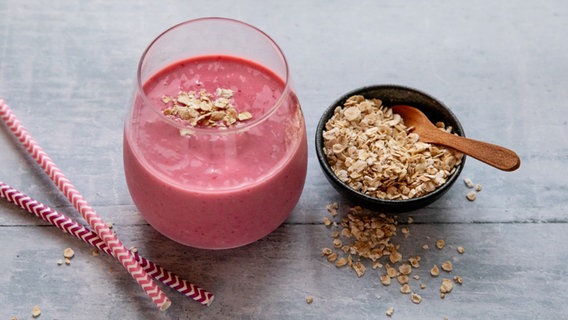 Ein Glas mit einem Energie-Shake mit Haferflocken. © NDR Foto: Claudia Timmann