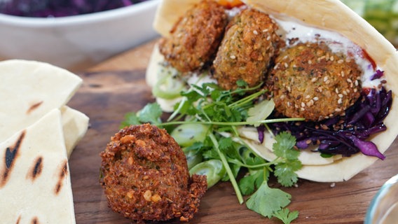 Falafeln mit Rotkohlsalat und Joghurt-Dip in Fladenbrot serviert © NDR Foto: Florian Kruck