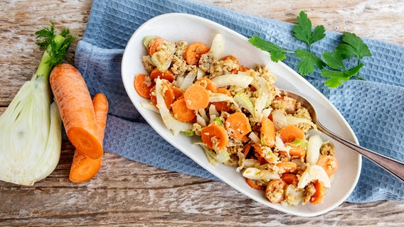 Ein länglicher Teller mit Fenchel- und Möhrengemüse © NDR Foto: Claudia Timmann