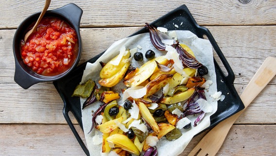 Ein Blech mit Ofengemüse, daneben ein Schälchen Tomatensalsa © ZS-Verlag Foto: Claudia Timmann