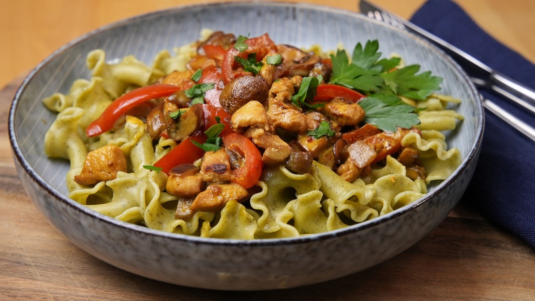 Putengeschnetzeltes mit Erbsennudeln | NDR.de - Ratgeber - Kochen - Rezepte