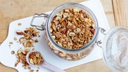 Ein Glas mit selbst gemachtem Granola. © NDR Foto: Claudia Timmann