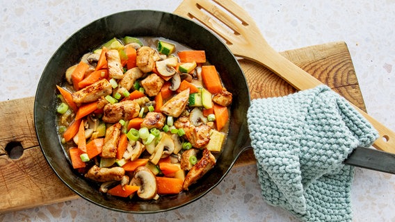 Eine Pfanne mit gebratenem Hähnchen und Gemüse. © NDR Foto: Claudia Timmann