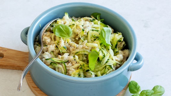 Eine Schüssel mit einem Haferbrei und geraspelten Zucchini. © ZS-Verlag Foto: Claudia Timmann