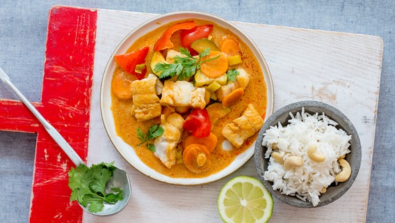 Ein Teller mit einem Curry. © ZS-Verlag Foto: Claudia Timmann