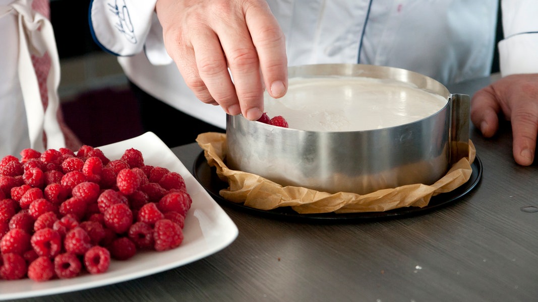 Rezept: Käse-Sahne-Torte mit Himbeeren | NDR.de - Ratgeber - Kochen