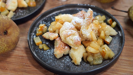 Kaiserschmarrn mit Birnen-Kompott auf einem Teller serviert © NDR Foto: Florian Kruck