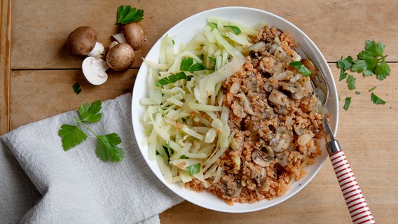 Ein Karottenquinoa in einer Glasform, darauf Spitzkohlgemüse. © NDR Foto: Claudia Timmann