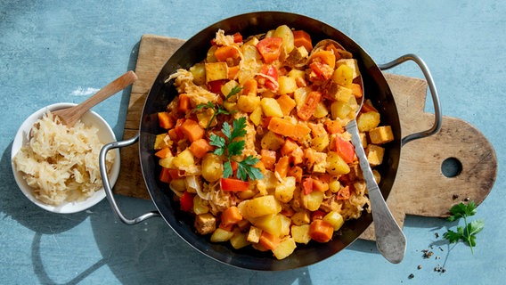 Ein Topf mit einem Kartoffelgulasch mit Räuchertofu. © NDR Foto: Claudia Timmann