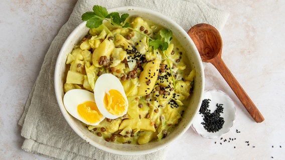 Ein Kohlcurry mit Pak Choi, darauf ein aufgeschnittenes gekochtes Ei. © NDR Foto: Claudia Timmann