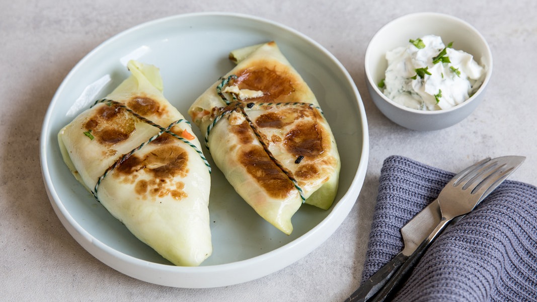 Vegetarische Kohlrouladen mit Kräuterquark | NDR.de - Ratgeber - Kochen ...