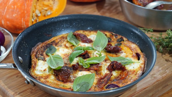 Eine Pfanne mit Kürbis-Frittata, Feta und getrockneten Tomaten © NDR Foto: Florian Kruck