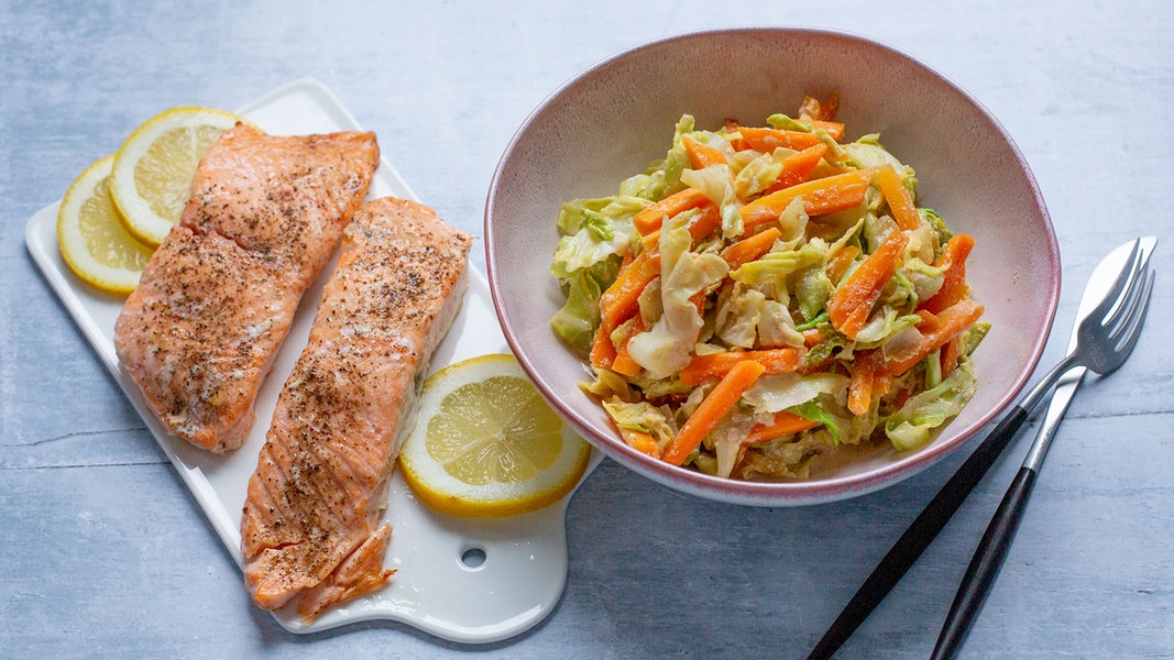 Gegrillter Lachs mit Wok-Gemüse | NDR.de - Ratgeber - Kochen - Rezepte