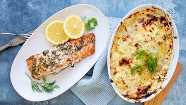 Salmon cooked in the oven, served with a potato and fennel gratin.  © NDR Photo: Claudia Timmann
