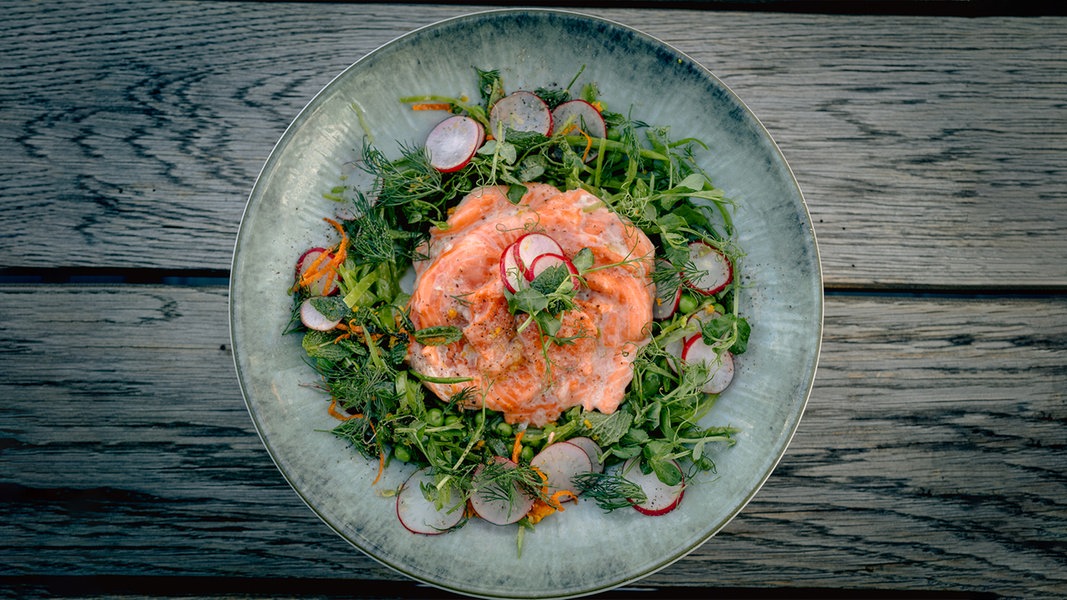 Gratinierter Lachs mit Erbsen-Zuckerschoten-Salat | NDR.de - Ratgeber ...