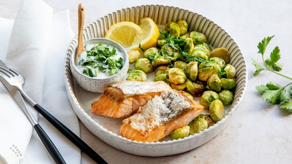 Lachs und Rosenkohl liegen auf einem Teller. © NDR Foto: Claudia Timmann