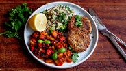 Ein Teller mit Linsenfrikadellen, Schmorgurkengemüse und Kräuter-Quinoa. © NDR Foto: Claudia Timmann