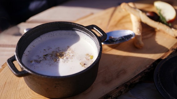 Ein Topf mit Maronensuppe © NDR/Megaherz Foto: Josef Mayerhofer