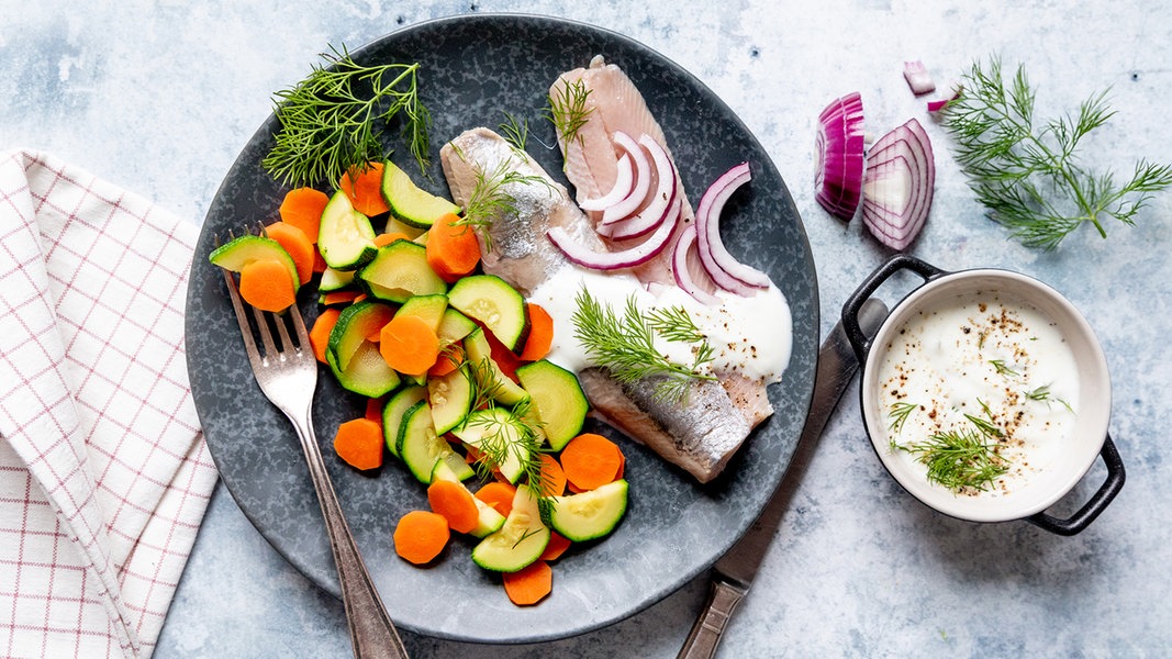 Matjes mit gedünstetem Gemüse und Joghurt-Dip | NDR.de - Ratgeber ...